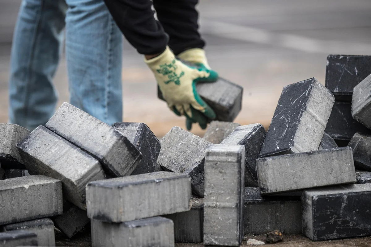 Béton contre les autres blocs de construction
